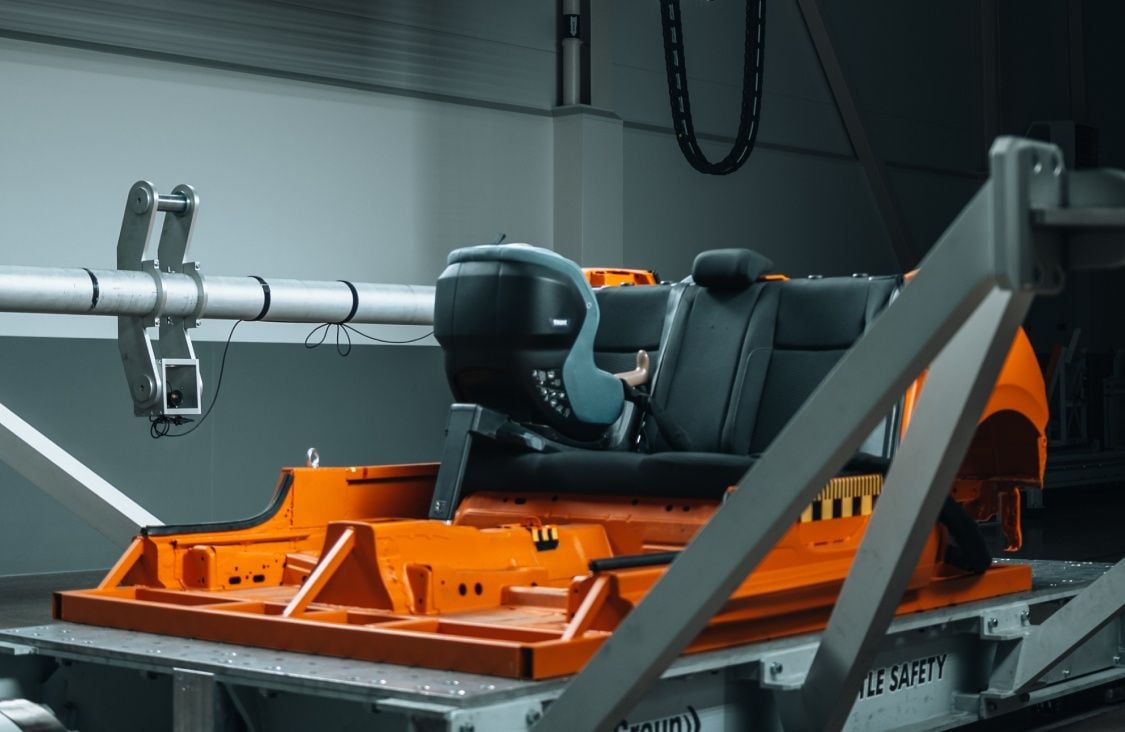 Un seggiolino da auto sottoposto a crash test su un apposito banco prova per valutarne le prestazioni di sicurezza.