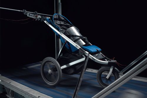 Ein Thule Jogger-Kinderwagen wird im Thule Testcenter einem Haltbarkeitstest unterzogen.