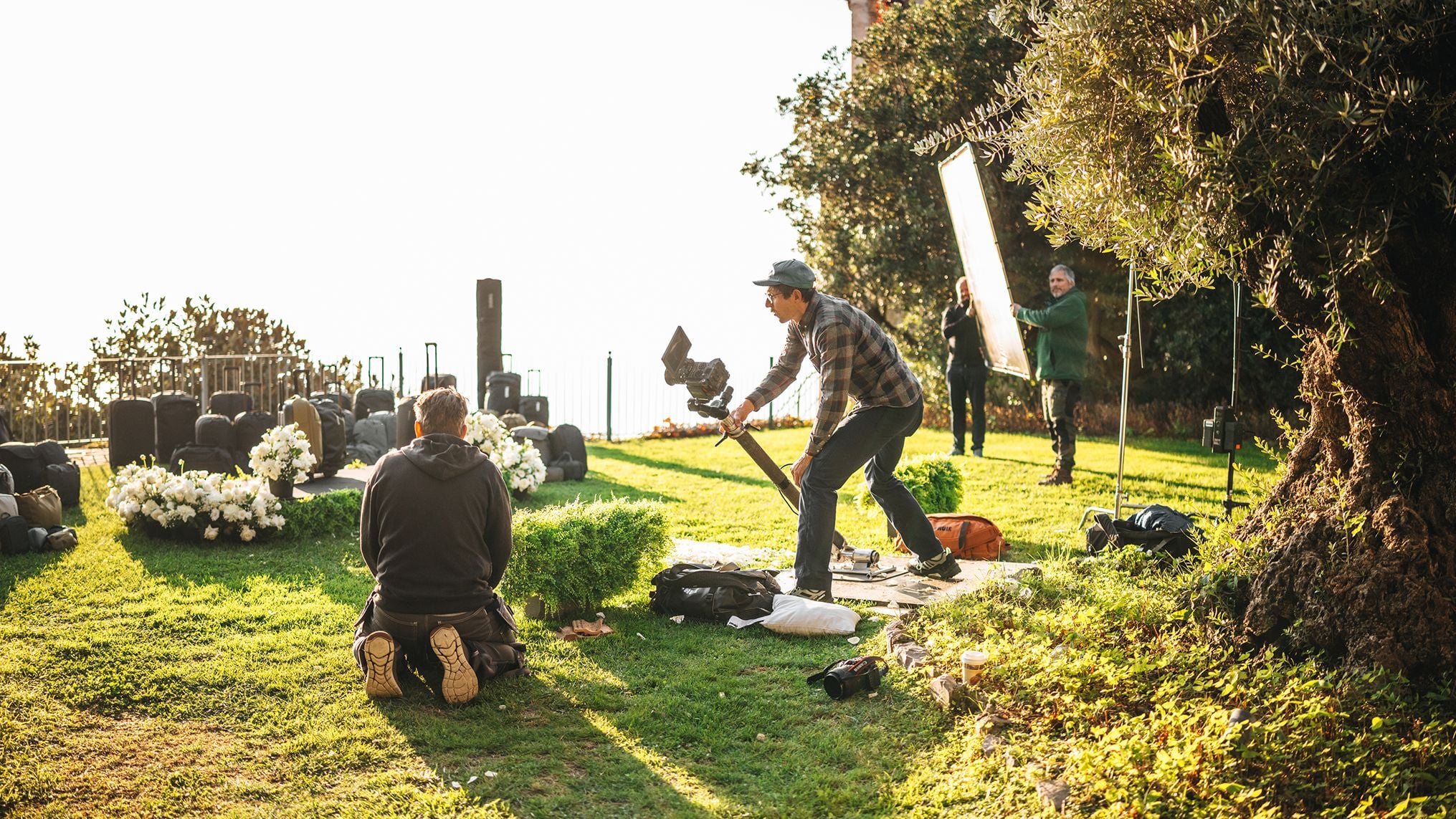 En kameramann setter opp et filmsett i Italia og forbereder seg på å filme en scene i Thule-bagasjeeventyret.