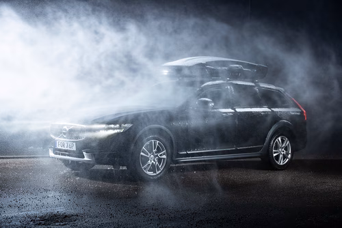 Eine Heckbox wird im Thule Test Center einem Belastungstest unterzogen.