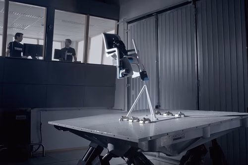 Se prueba un asiento de bicicleta para niños en el Thule Test Center para una prueba de durabilidad.