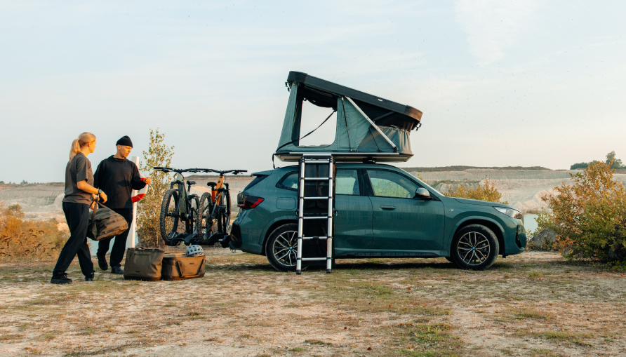 Thule Widesky daktent opgezet bij een auto aan de kust