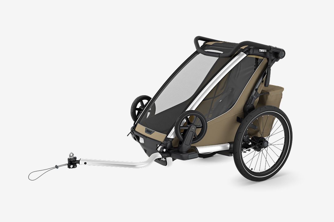 Hnědý přívěs Thule Chariot Sport 2 stojí na světle šedém pozadí. 