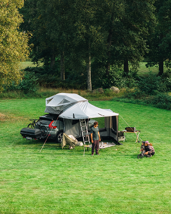 Tenda sul tetto Thule montata con una tenda su un'auto