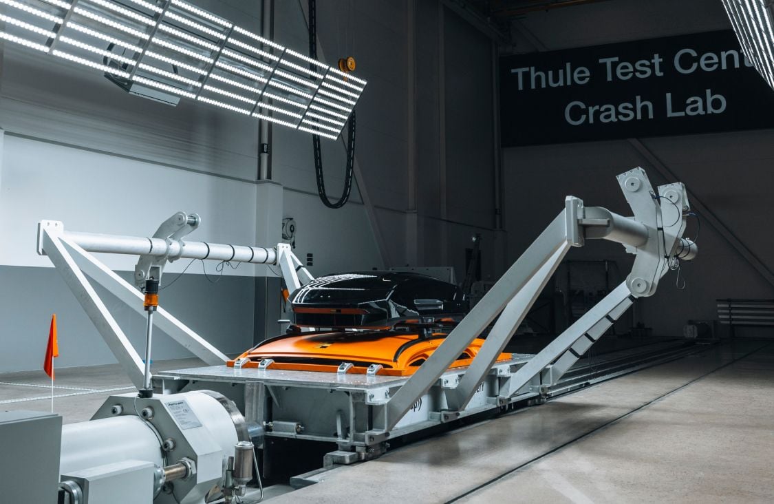 Fahrzeug mit Frachtträger wird im Thule Test Center getestet und in einem speziellen Testgerät zur Leistungs- und Haltbarkeitsbewertung gesichert.