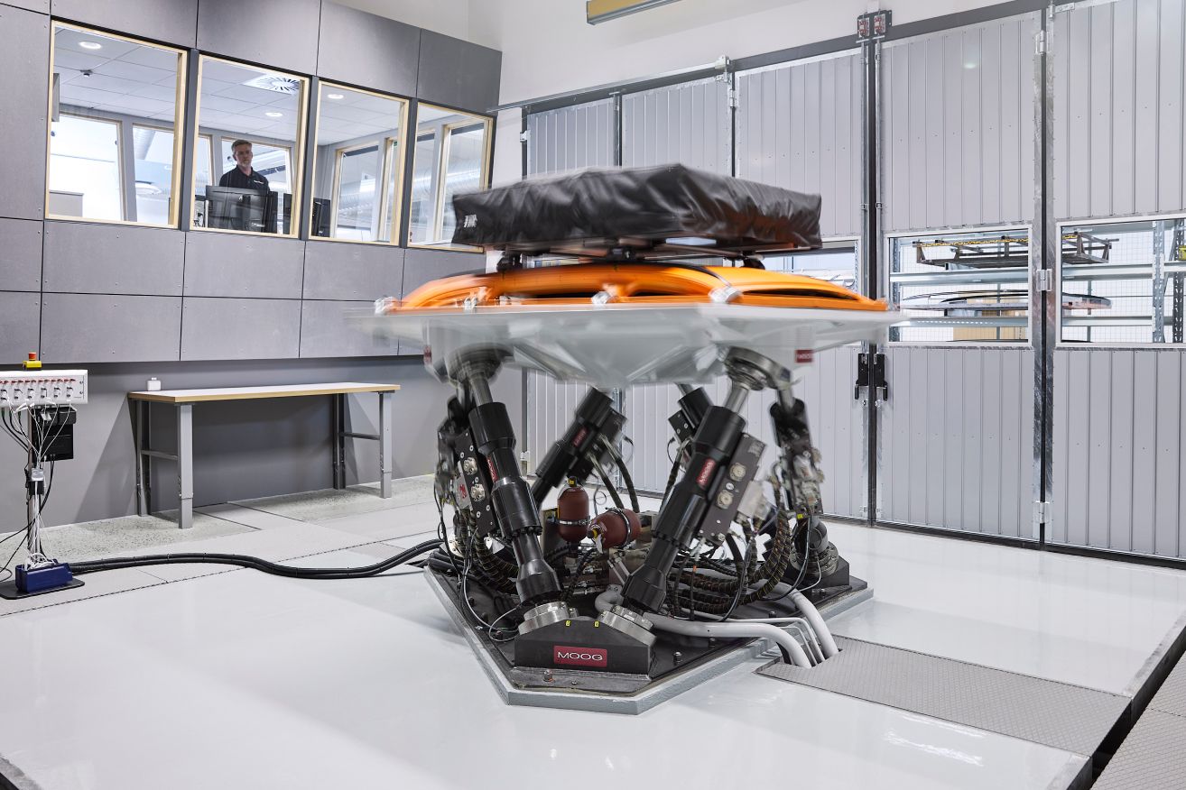 Ett Thule-taktält testas för stabilitet i starka vindar vid Thule Test Center.