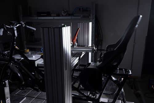 Un seggiolino da bici viene sottoposto a una simulazione di usura presso il Thule Test Center.