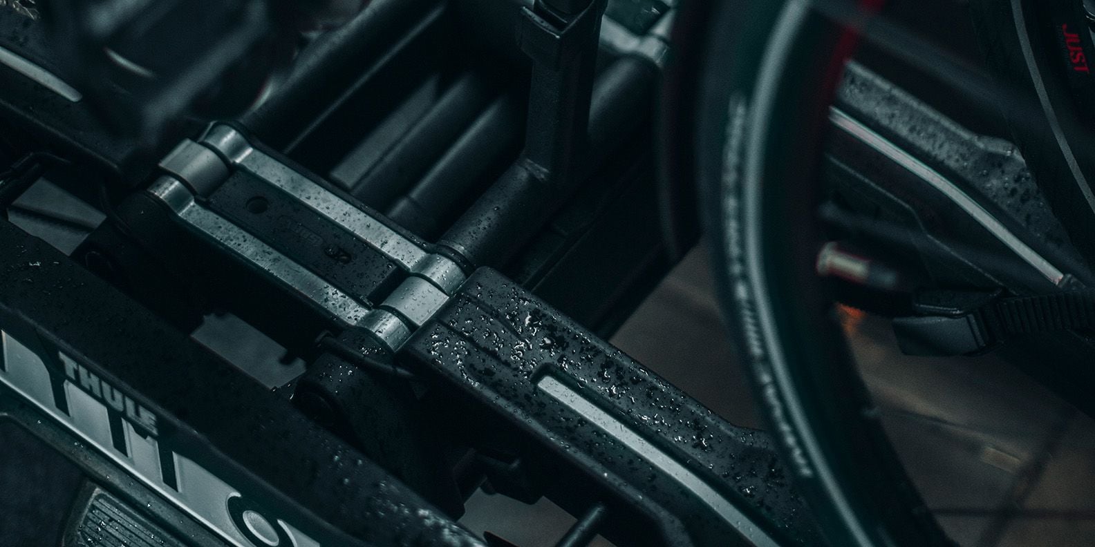Zbliżenie na bagażnik Thule Epos eksponujące jego płaską konstrukcję