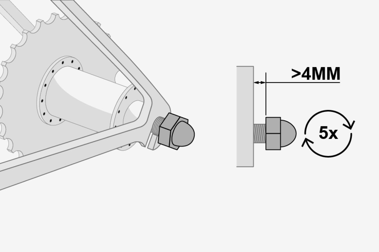 자전거 리어 허브의 기술 도면으로, 자전거 트레일러 커넥터 플레이트를 Acorn 너트와 함께 장착하기 위해 필요한 고체 액슬 나사산에 필요한 여유 공간을 보여줍니다.