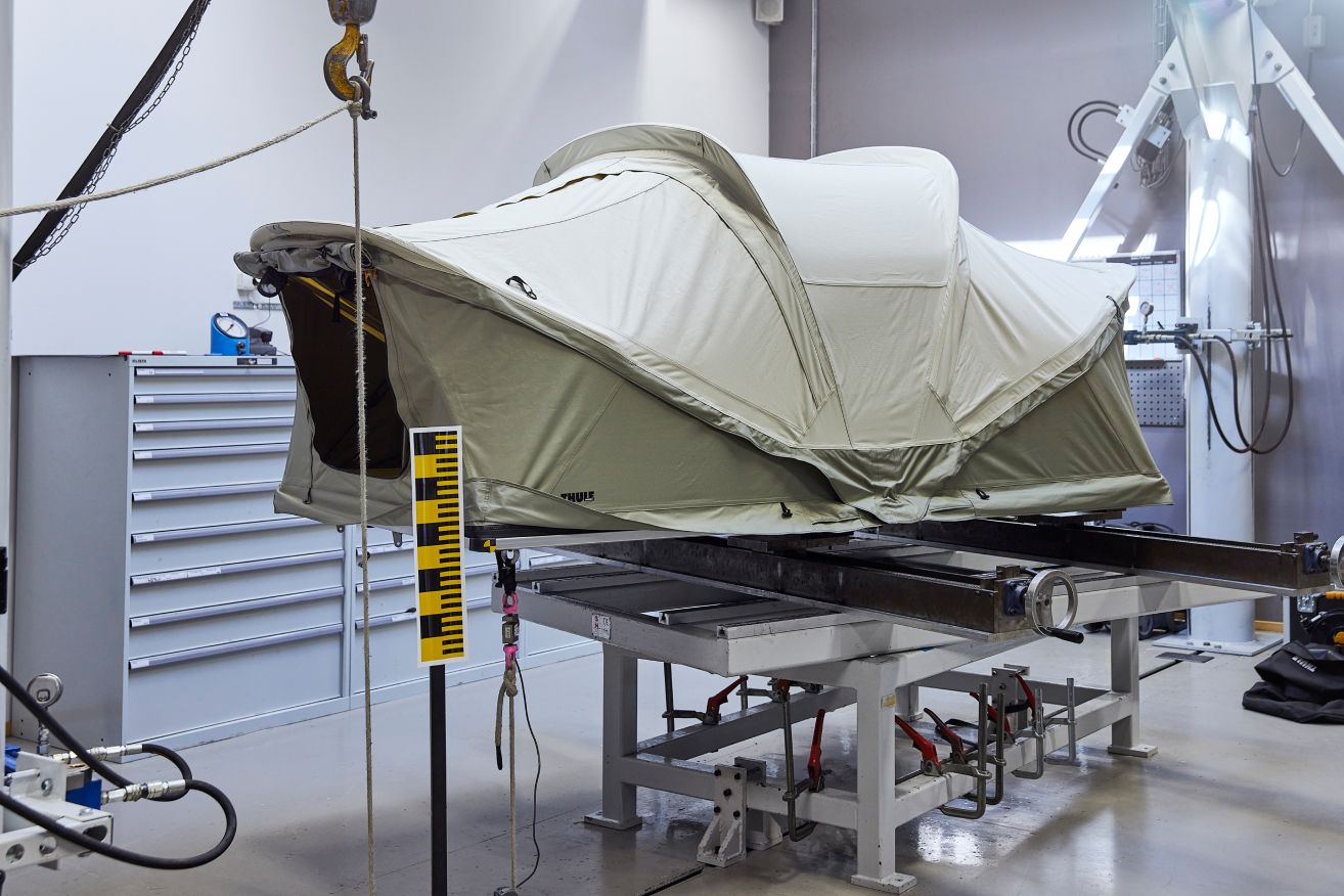 Uma tenda de telhado Thule a passar por repetidos testes de durabilidade abertos e fechados no Centro de Testes Thule.