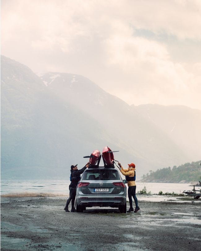 Suporte para esportes na água: um carro transportando um caiaque no teto