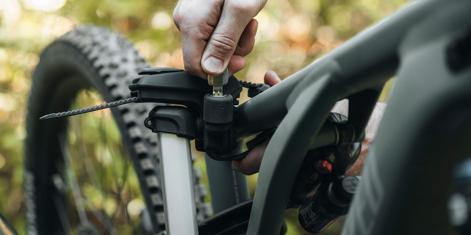 Primo piano del lucchetto integrato sul braccio per bici