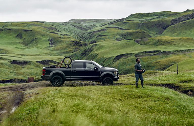 Thule jalgrattahoidikuga pikap-veok on pargitud. Eliot seisab ning vaatab kaugusesse.