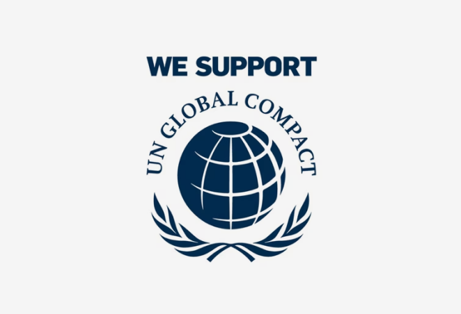 Su uno sfondo grigio, il logo "UN GLOBAL COMPACT" in blu con il testo "NOI SUPPORTIAMO" sopra il testo "UN GLOBAL COMPACT" e un logo globale.