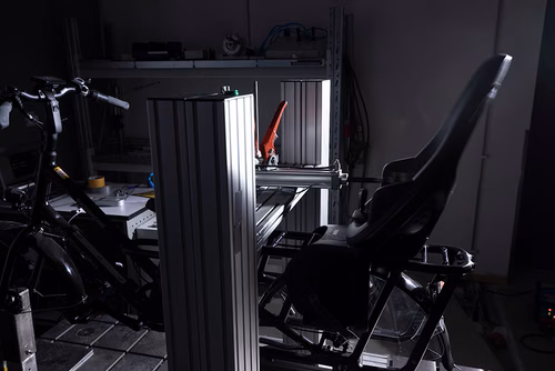 Se prueba un asiento de bicicleta para niños en el Thule Test Center para una simulación de desgaste.