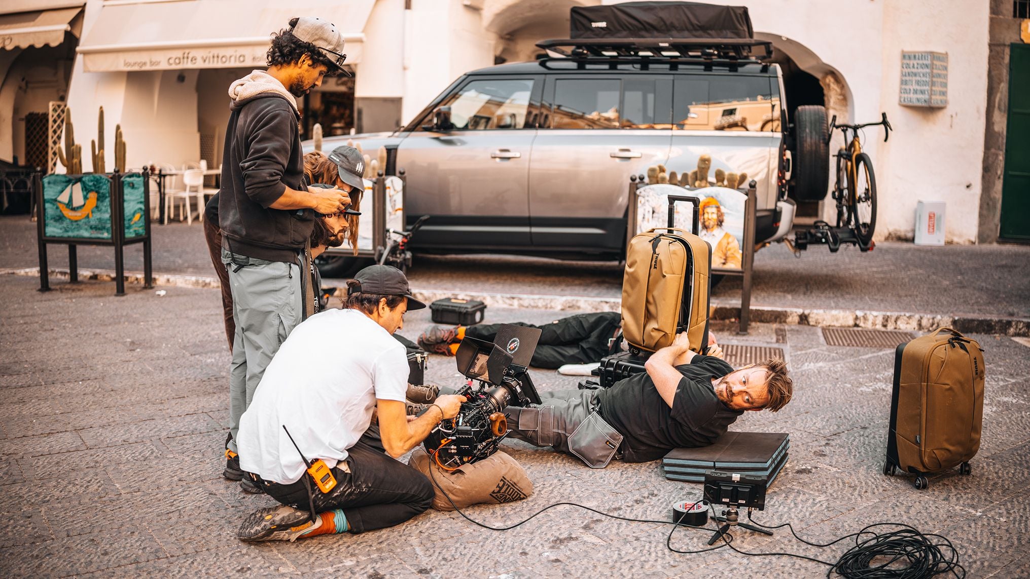 To crewmedlemmer justerer rekvisittene nøye på settet, slik at alle detaljer er på plass til neste filmopptak.