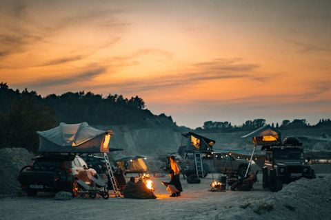 Tende sul tetto Thule allestite in un campeggio al tramonto