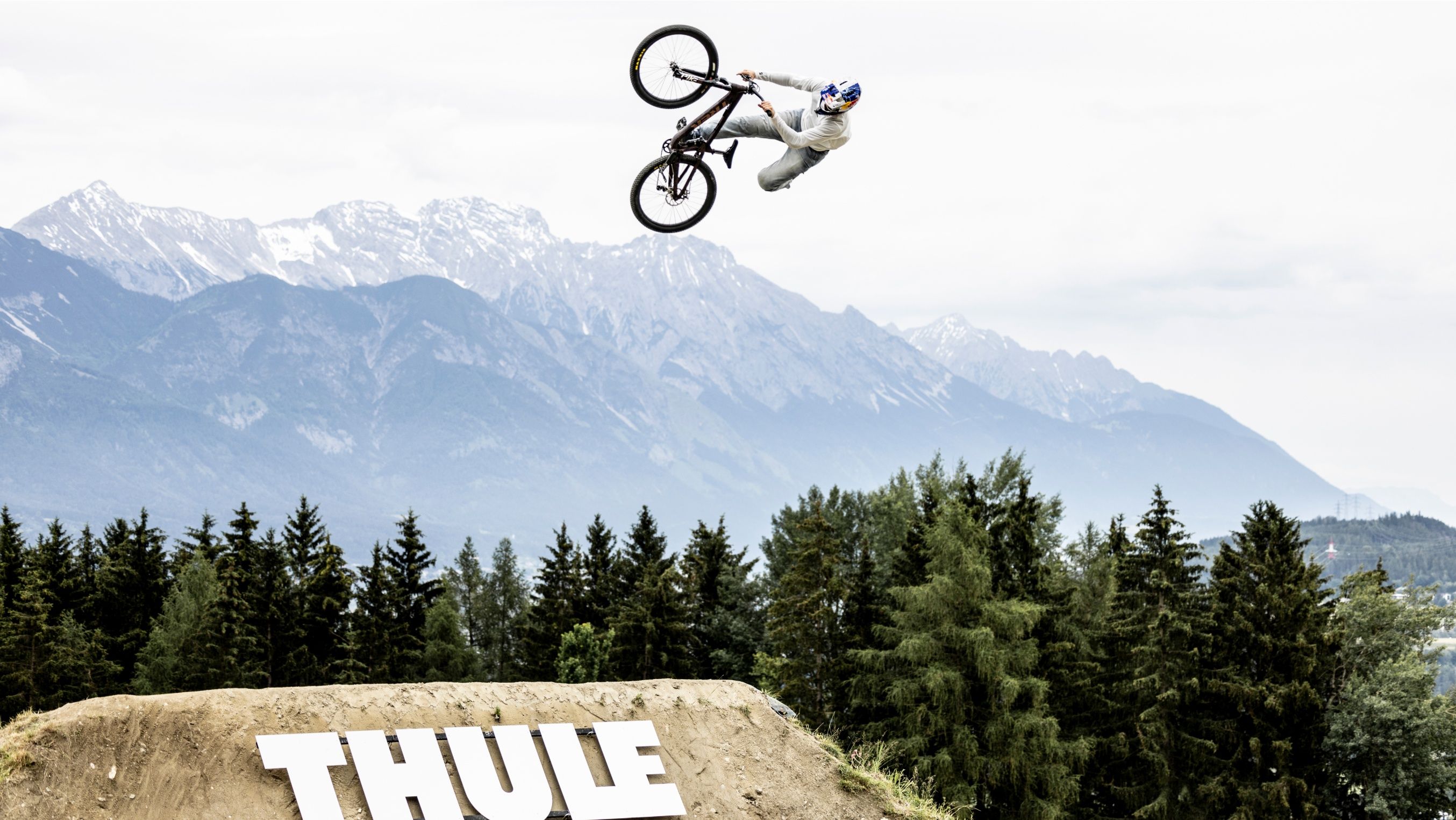 Competidor a fazer uma figura no ar na cena de Mountain Biking Thule Slopestyle no festival Crankworx em Innsbruck. 