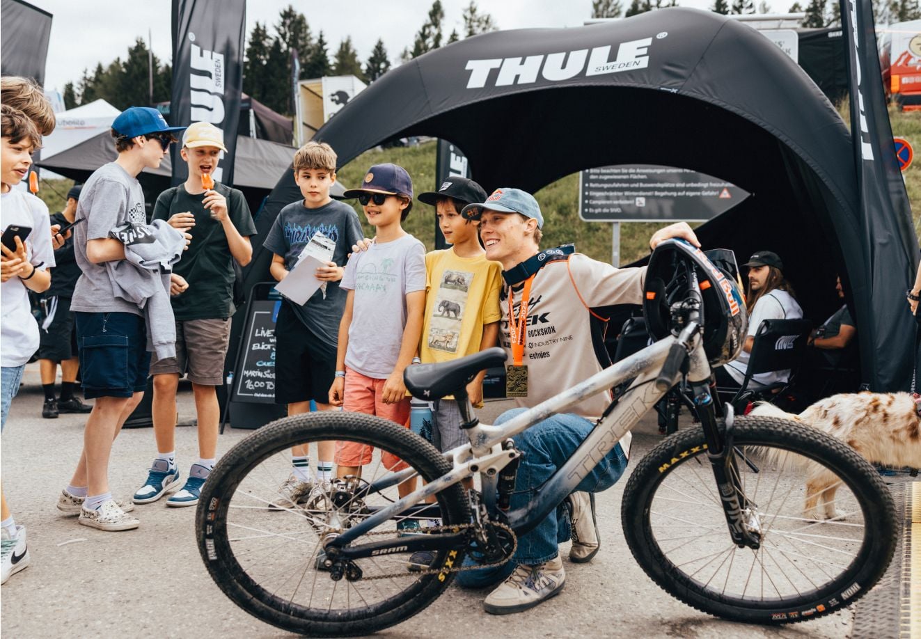Emil Johansson møder fans på en Thule-stand på Crankworx.
