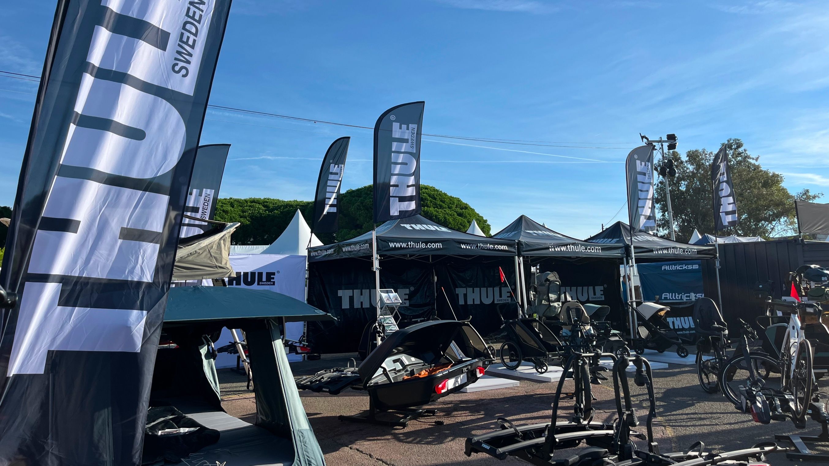 Un stand Thule avec une exposition de divers produits Thule lors du Roc d'Azur, un événement de cyclisme dans le sud de la France.