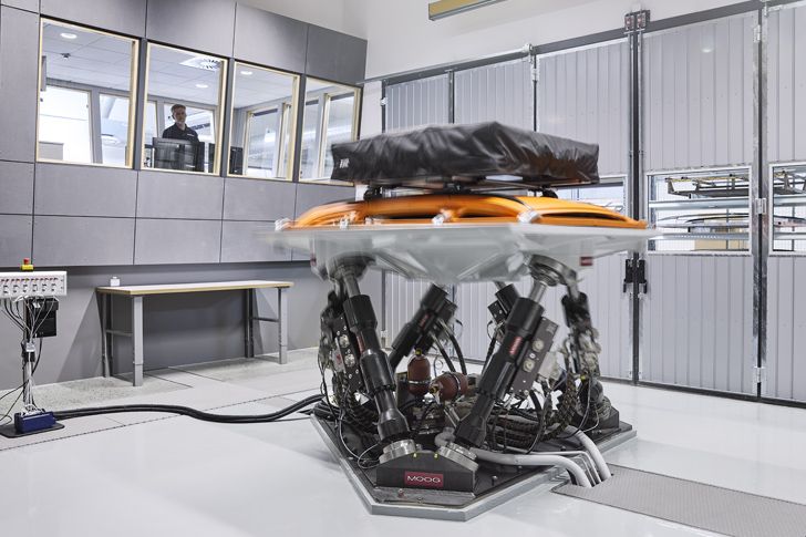 No Thule Test Center, um homem observa como um avançado de tejadilho Thule é montado numa mesa de vibração que simula o tejadilho de um veículo.