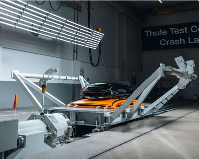 Veículo com transporte de carga passando por testes no Centro de Testes Thule, protegido em um banco de testes especializado para avaliação de desempenho e durabilidade.