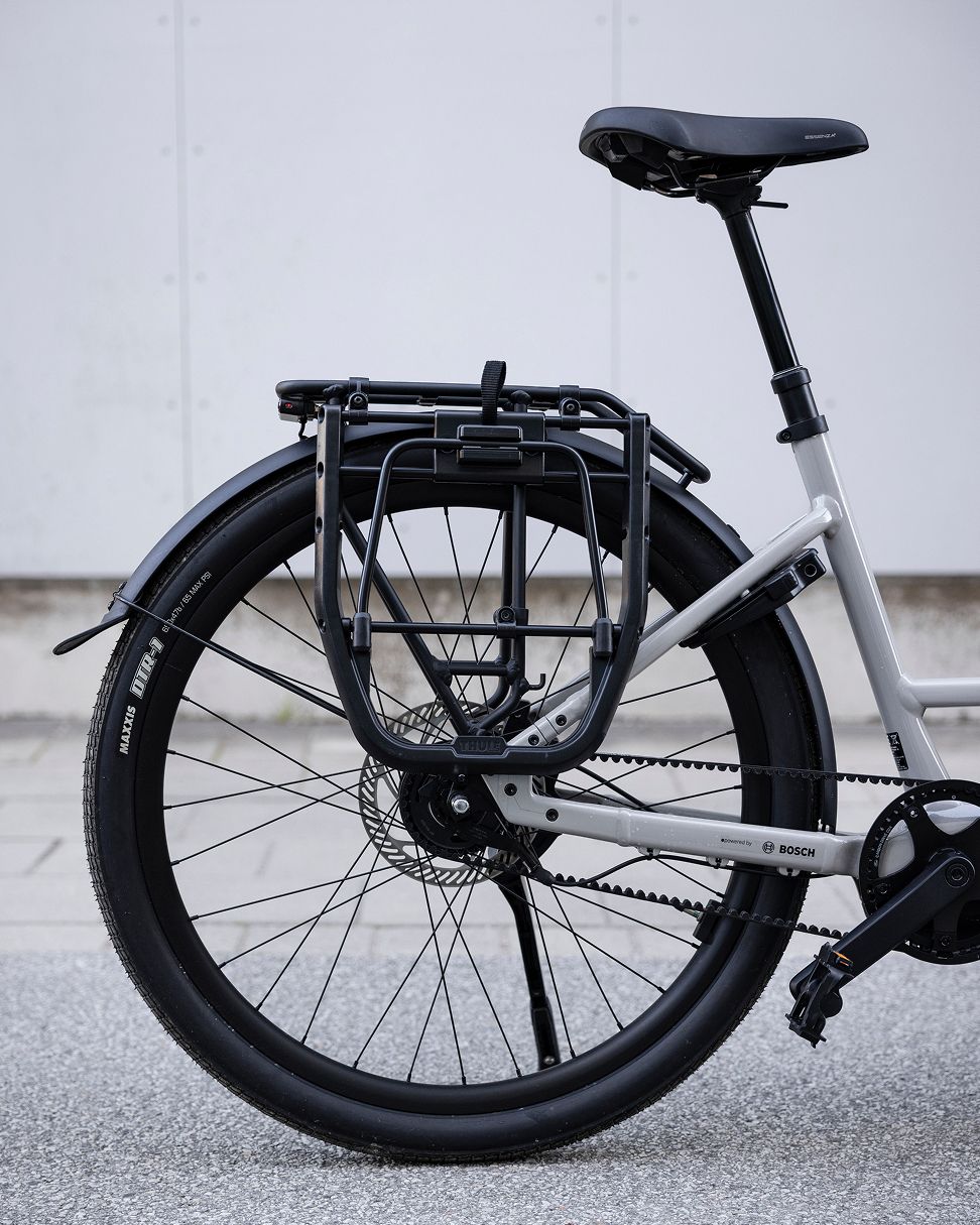 Uma bicicleta montada com uma alforja Thule do Sistema de Bloqueio.