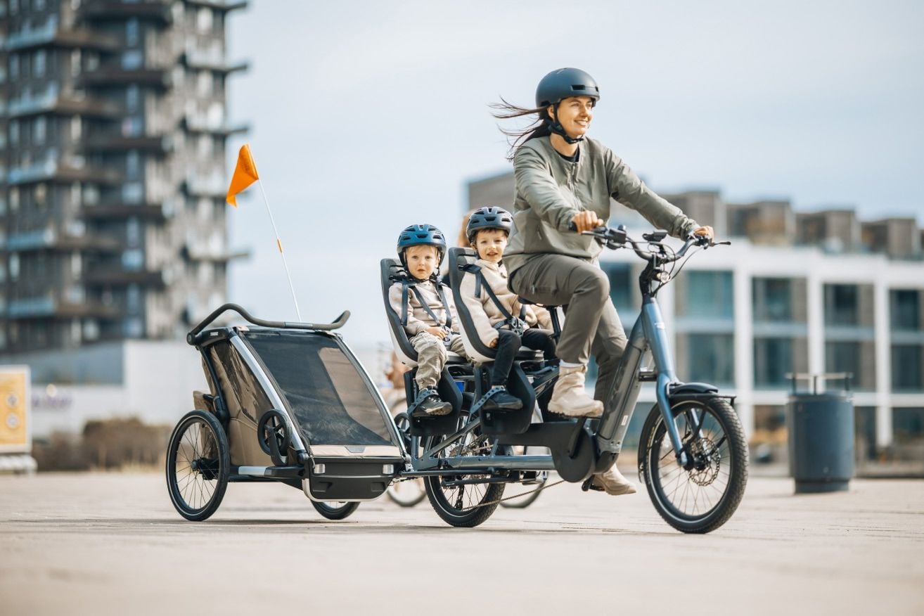 Bicicleta longtail com cesto Thule, cadeiras de bicicleta para crianças e atrelado para bicicletas.