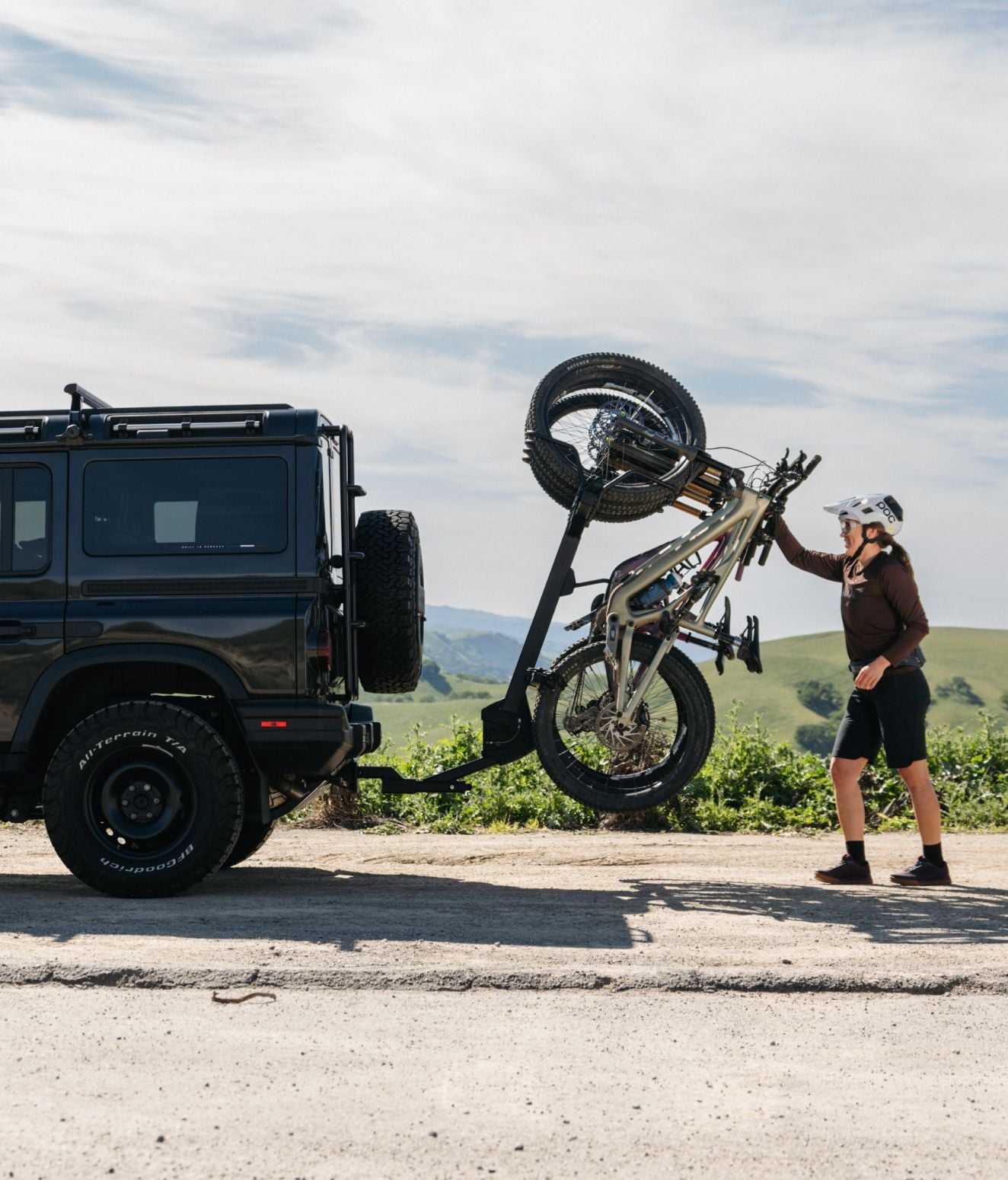 Porte-vélos vertical Thule ReVert monté sur un VUS avec un vélo de montagne chargé à l’extérieur