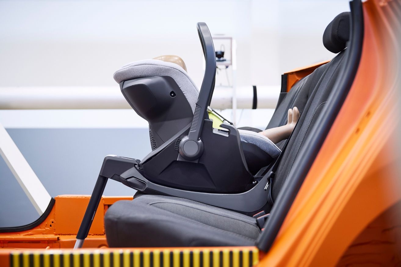 Un seggiolino installato su una slitta per crash test.