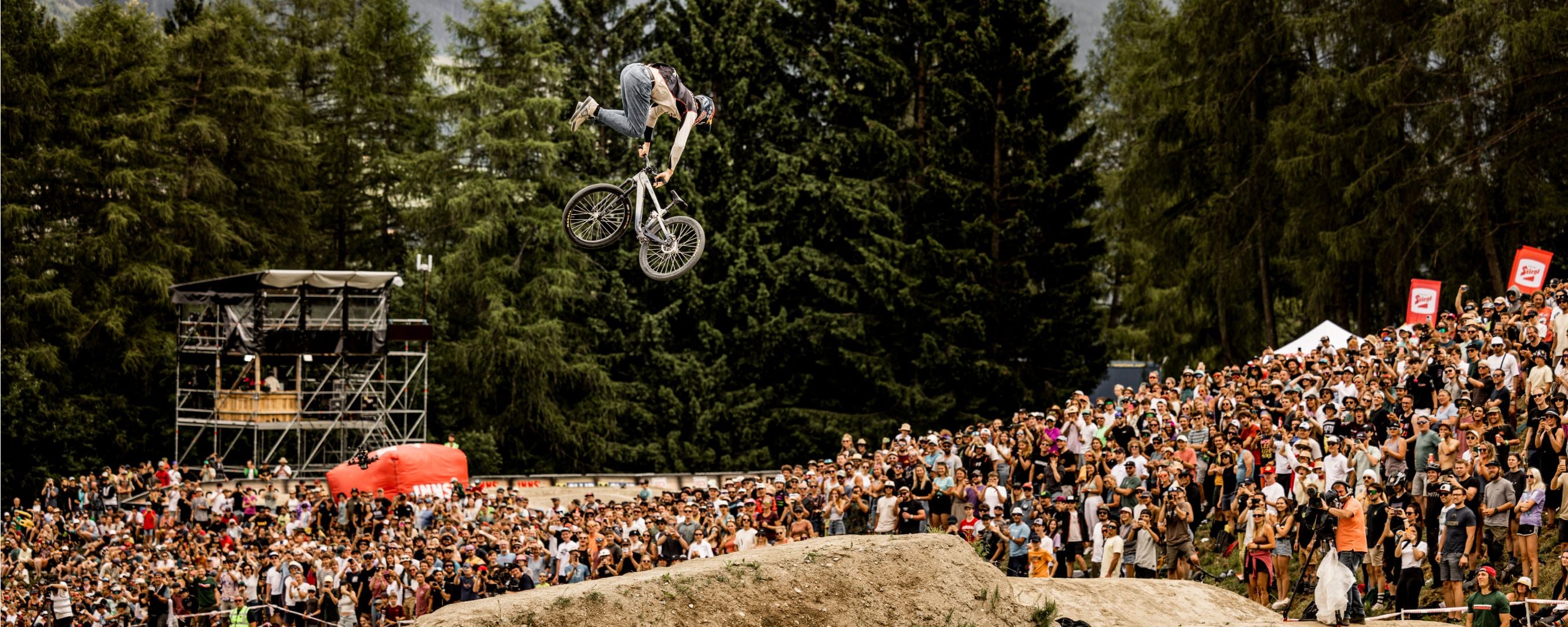 Slopestyle-cyklist laver et imponerende hop i et slopestyle-løb.