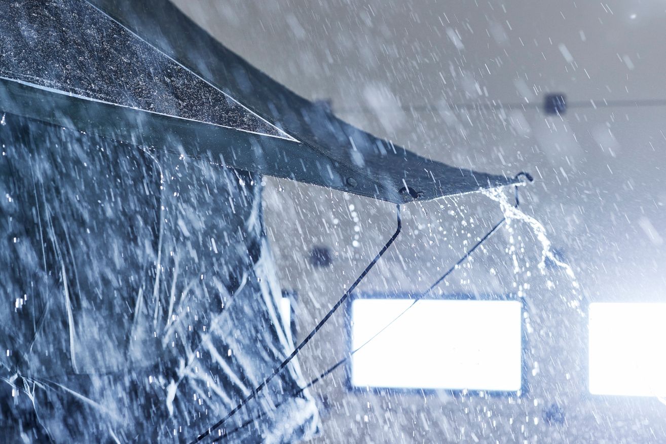 Een Thule-tent op het dak die zware regentesten ondergaat bij het Thule Test Center.