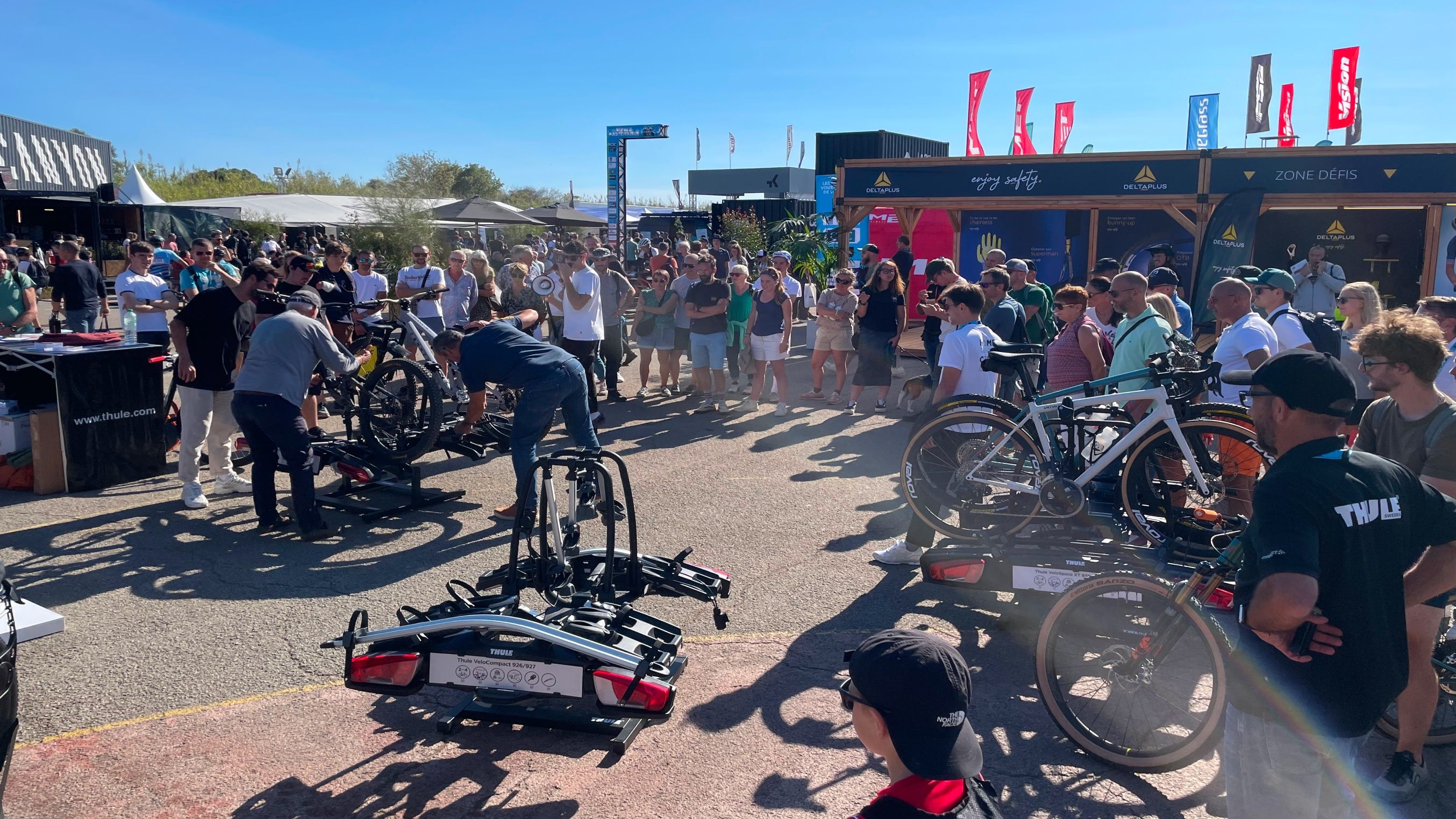 Demonstração de transportadores de bicicleta Thule na barraca Thule durante o evento Roc d'Azur no sul da França.