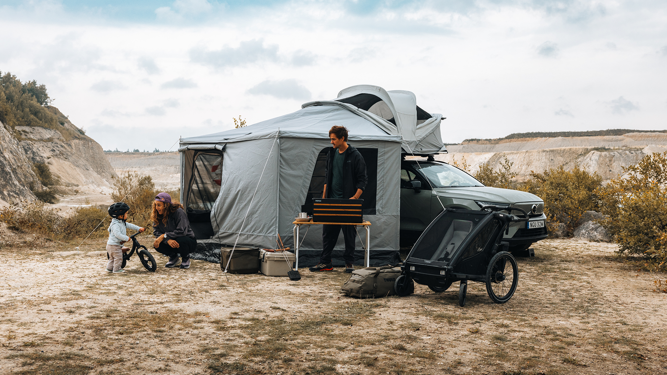 Tienda de azotea Thule con toldo en un camping en la playa