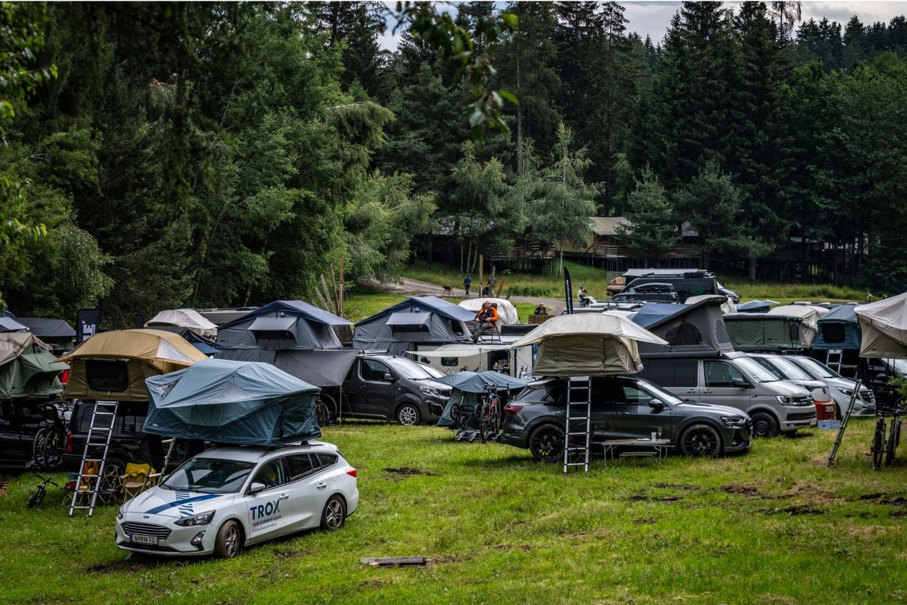 裝有 Thule 車頂帳的汽車停在因斯布魯克 (Innsbruck) 的 Thule 冒險生活 (Adventure Life by Thule) 活動現場。