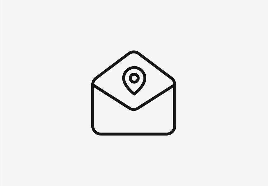 インスピレーションを与えるコンテンツを象徴する、宛先ピンが付いた行書きの手紙の画像