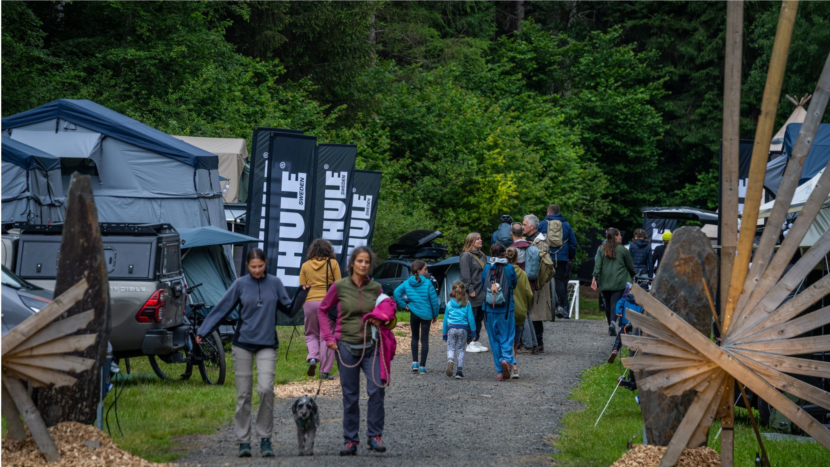 Uczestnicy spacerujący po terenie imprezy Adventure Life by Thule w Innsbrucku.