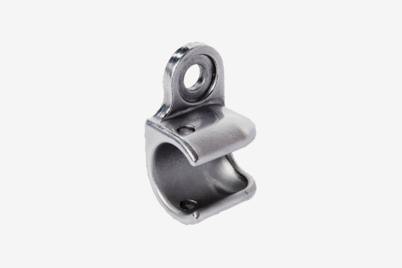 Primer plano de la copa ezHitch™ del montaje del eje Thule, un componente metálico sobre un fondo blanco liso.