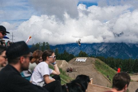 Dei partecipanti assistono alla gara di slopestyle Thule presso il festival Crankworx di Innsbruck.