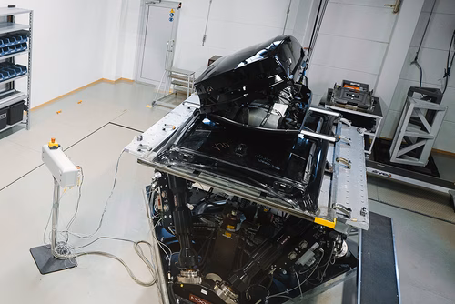 Im Thule Test Center wird eine Thule-Dachbox Verschleißsimulationen unterzogen.