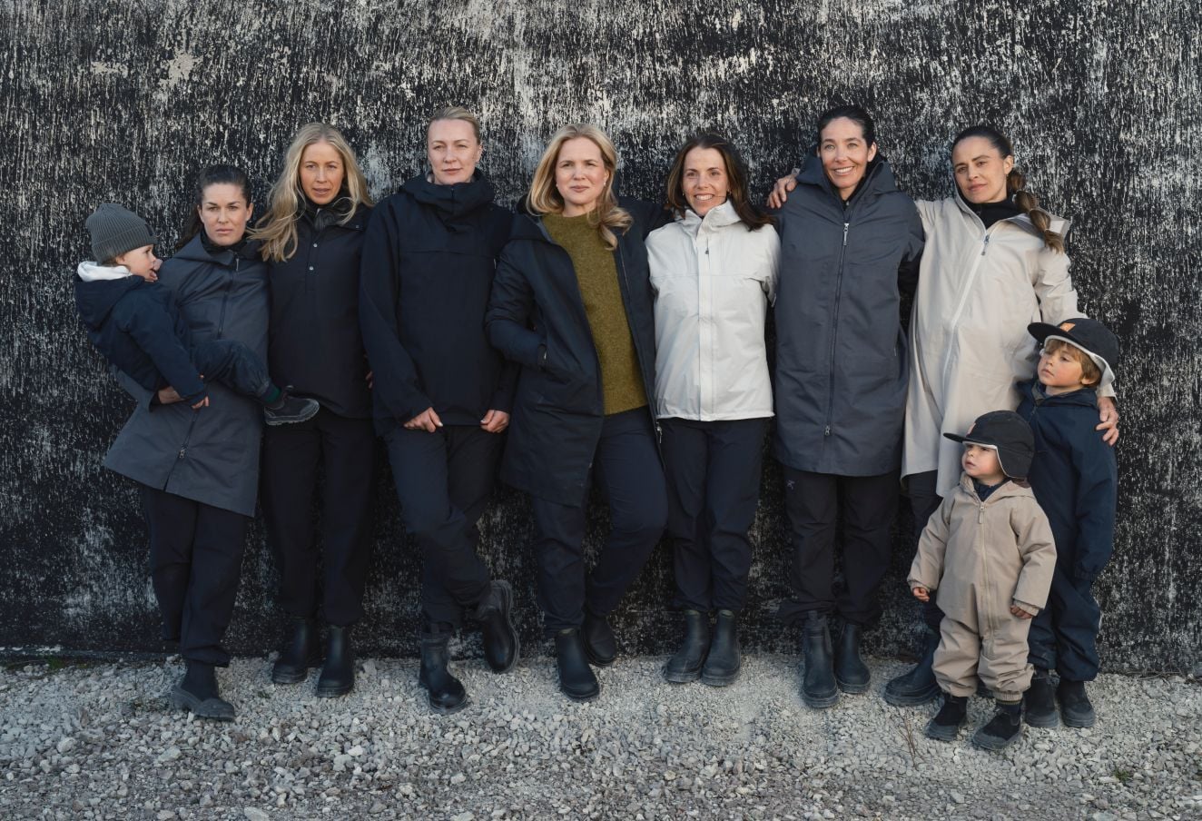Ambassadeurs Thulé avec leurs familles debout ensemble dehors.