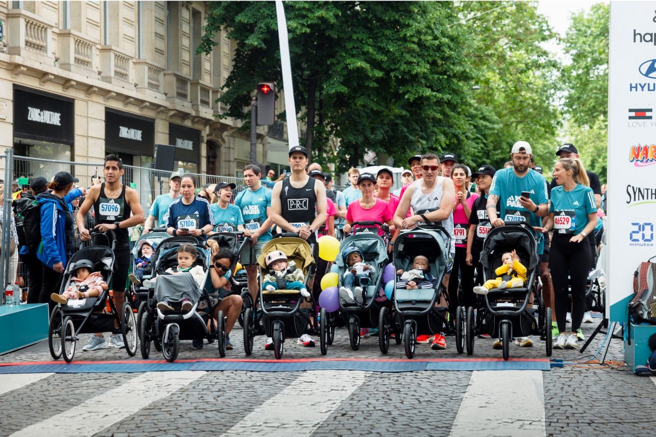 Deltagare på startlinjen för Thule Stroller-loppet på Adidas Paris 10K.