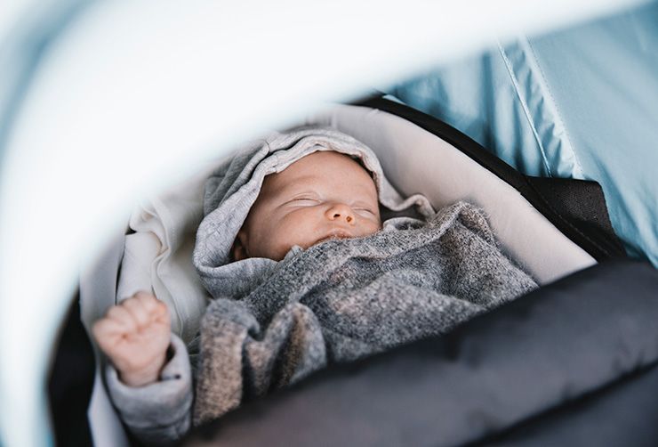 在全新的 Thule Shine 婴儿车中的宝宝特写。