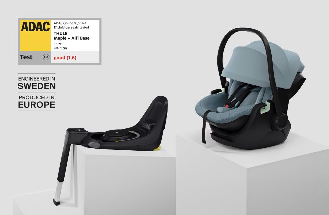 En Thule ISOFIX base sidder på en piedestal ved siden af et Thule-spædbarnssæde på en separat piedestal. 