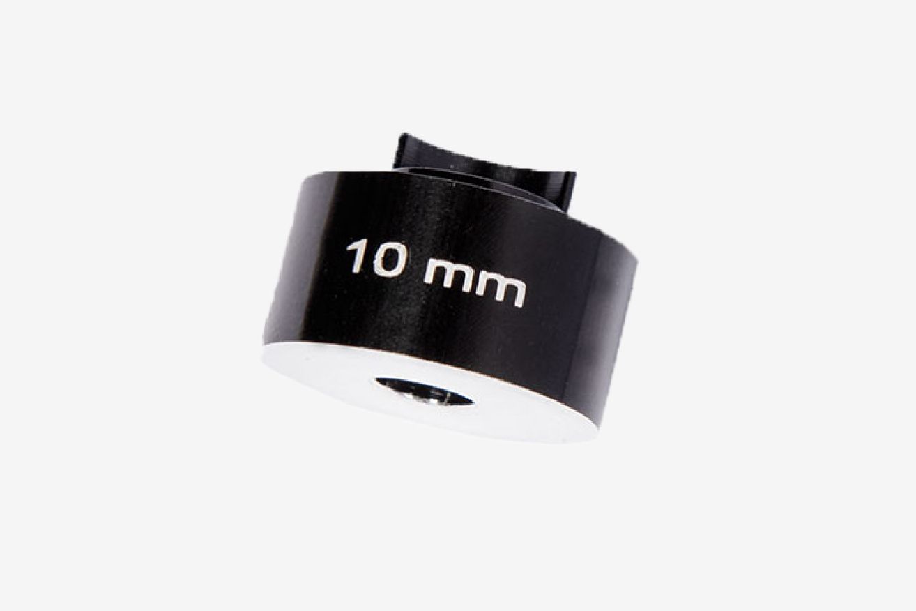 Primer plano de un adaptador Thule 3D sobre un fondo blanco liso.