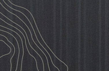 Un diseño se sitúa sobre un fondo oscuro y acanalado. 