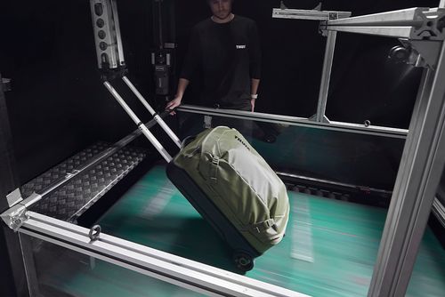 Se prueba una maleta Thule en el Thule Test Center para una prueba de durabilidad.