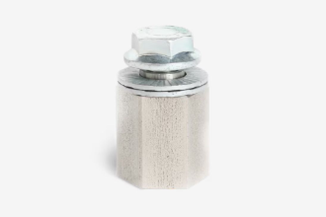 Primer plano del adaptador interno de nudo del buje Thule sobre un fondo blanco liso.