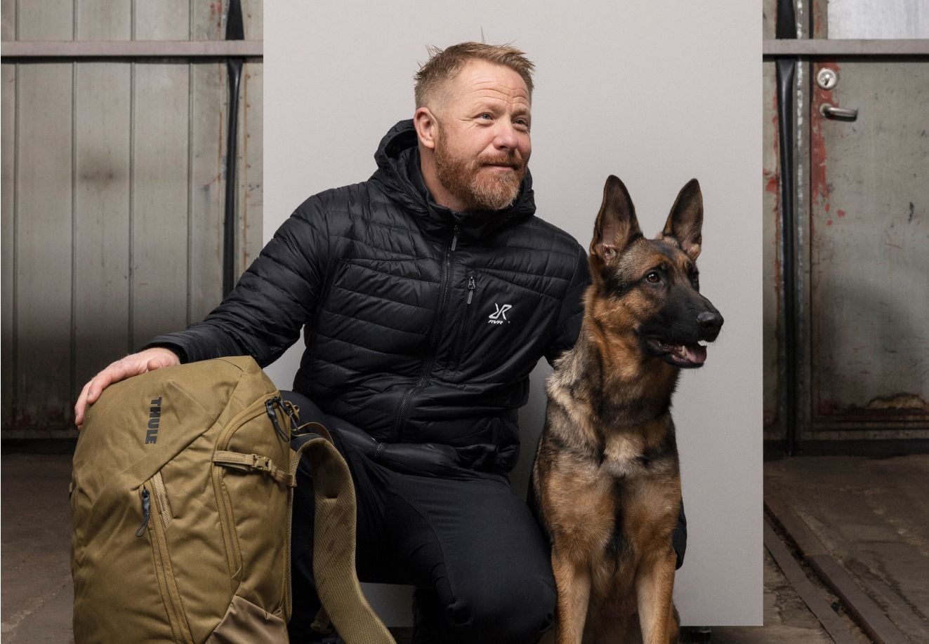 Fredrik Steen pózuje se svým německým ovčákem a batohem Thule.