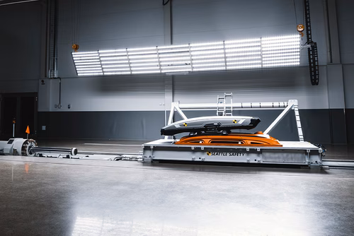 Eine Thule-Dachbox wird im Thule-Testzentrum einem Crashtest unterzogen.